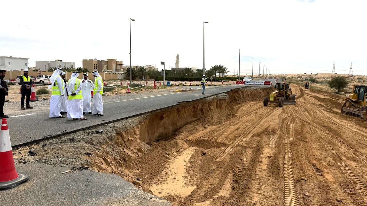 إدارة صيانة طرق الشارقة تنهي آثار التقلبات الجوية بكفاءة ميدانية عالية